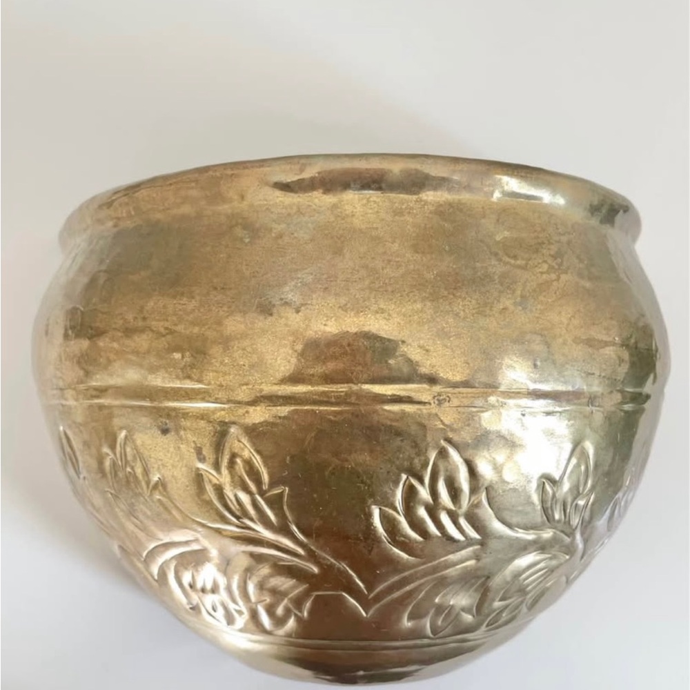 Brass Wall pot 

8 1/2” x 6”
